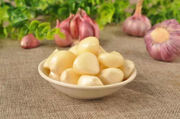 Gan nhiễm mỡ ăn gì? Tỏi là gia vị dễ tìm và kết hợp được với nhiều món ăn