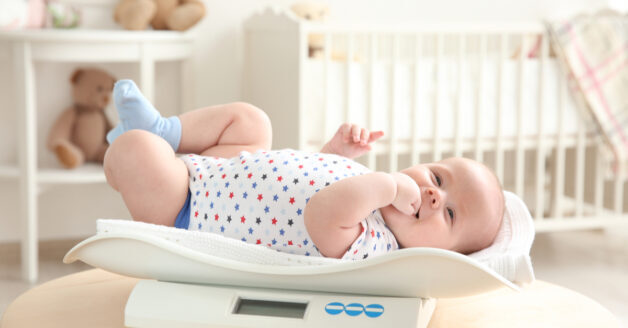 Khi cân nặng theo chiều cao của trẻ thấp hơn tiêu chuẩn, trẻ bị suy dinh dưỡng thể gầy còm.