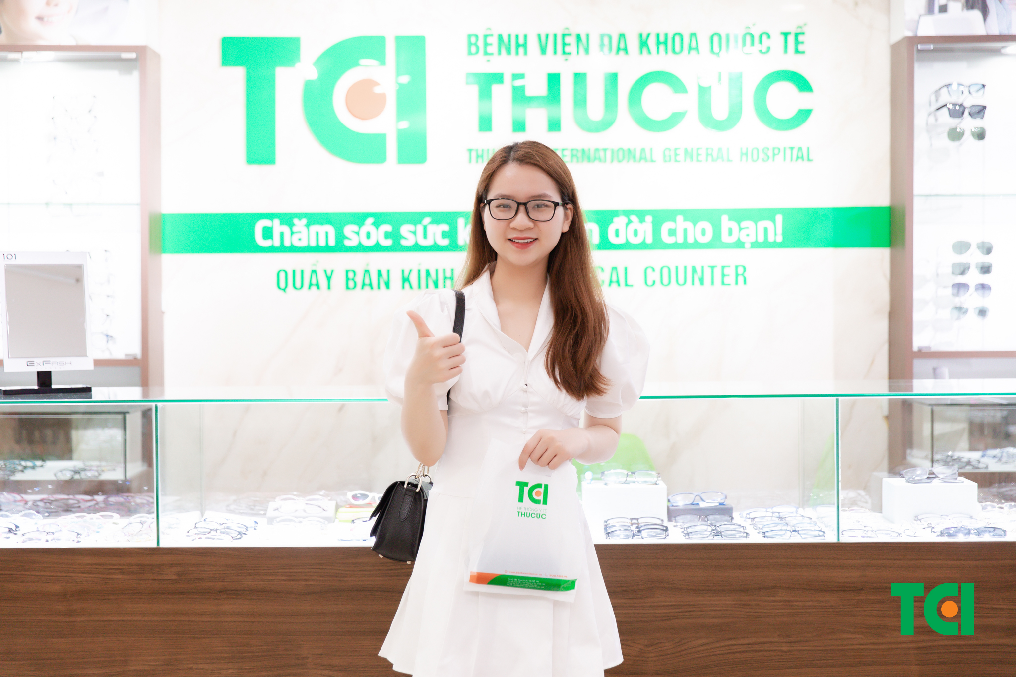 Chọn mua tròng kính cận tráng gương ở những nơi uy tín