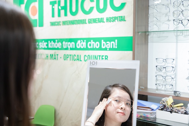 Nếu cảm thấy không thoải mái hay có bất kỳ vấn đề gì hãy tham khảo ý kiến của bác sĩ về mắt