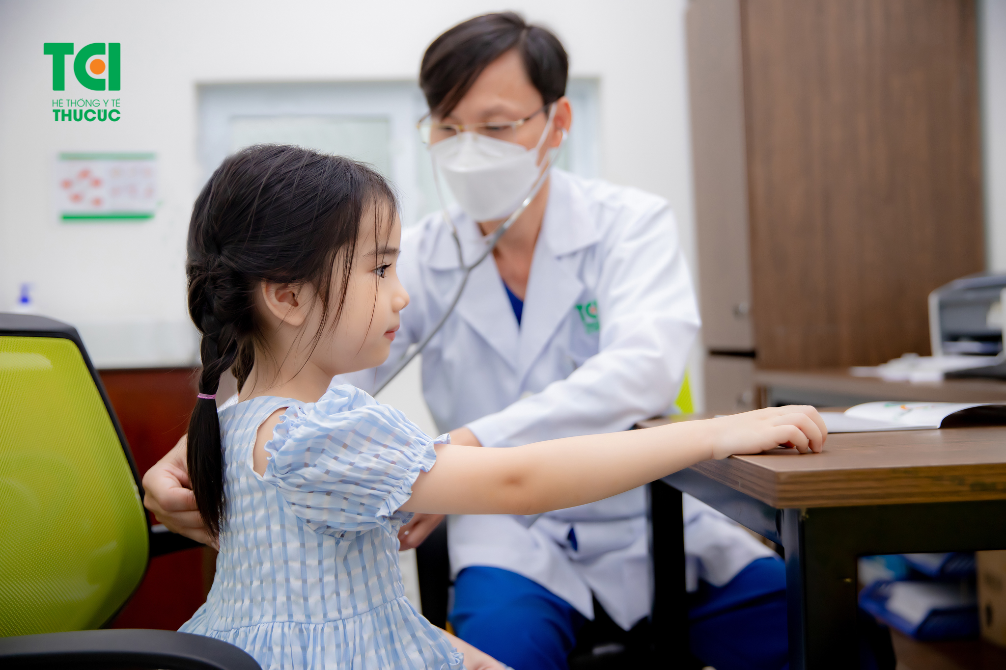 Bác sĩ Thu Cúc TCI thăm khám trước khi chủng ngừa vắc xin mORCVAX cho trẻ
