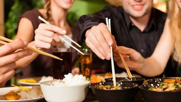 Vi khuẩn HP rất dễ lây lan qua con đường ăn uống chung, dùng chung vật dụng cá nhân