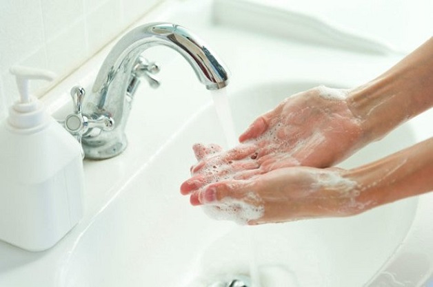 Rửa tay sạch sẽ trước và sau khi đi vệ sinh giúp tiêu diệt vi khuẩn