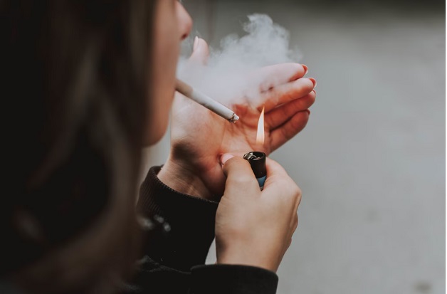 Thuốc lá và chất kích thích cũng làm tăng nguy cơ sa sút trí tuệ.