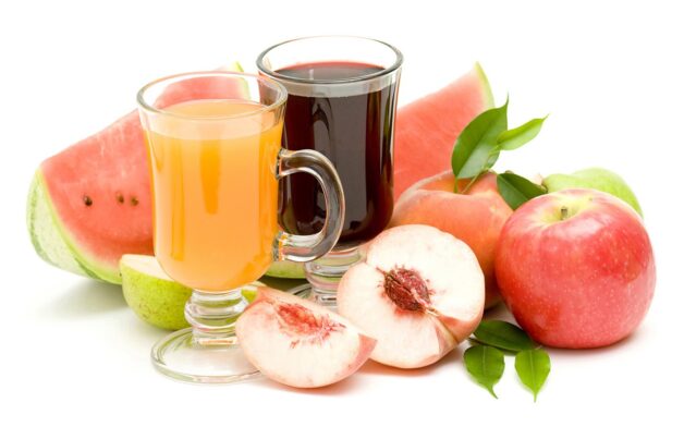 Trẻ bị tay chân miệng nên uống nước trái cây.