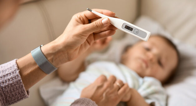 Sốt cũng là một dấu hiệu nhận biết phổ biến của tay chân miệng.