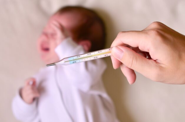 Sốt là một dấu hiệu nhận biết không đặc trưng của tay chân miệng.