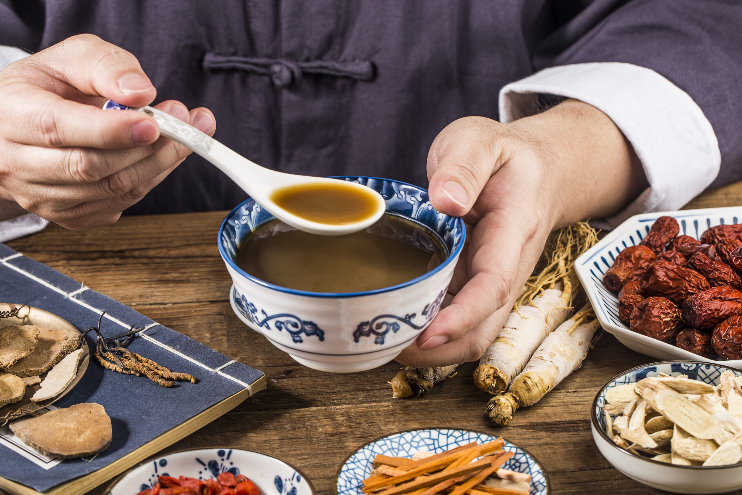 Chữa u xơ tử cung bằng Đông y là một trong những phương pháp hỗ trợ điều trị hiệu quả