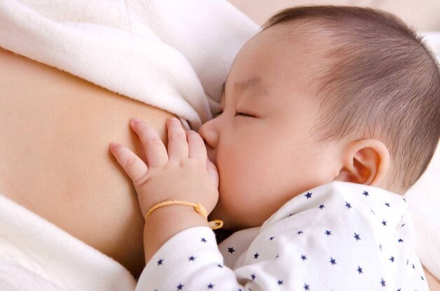 Phụ nữ đang cho con bú cần chủ động theo dõi sức khỏe.