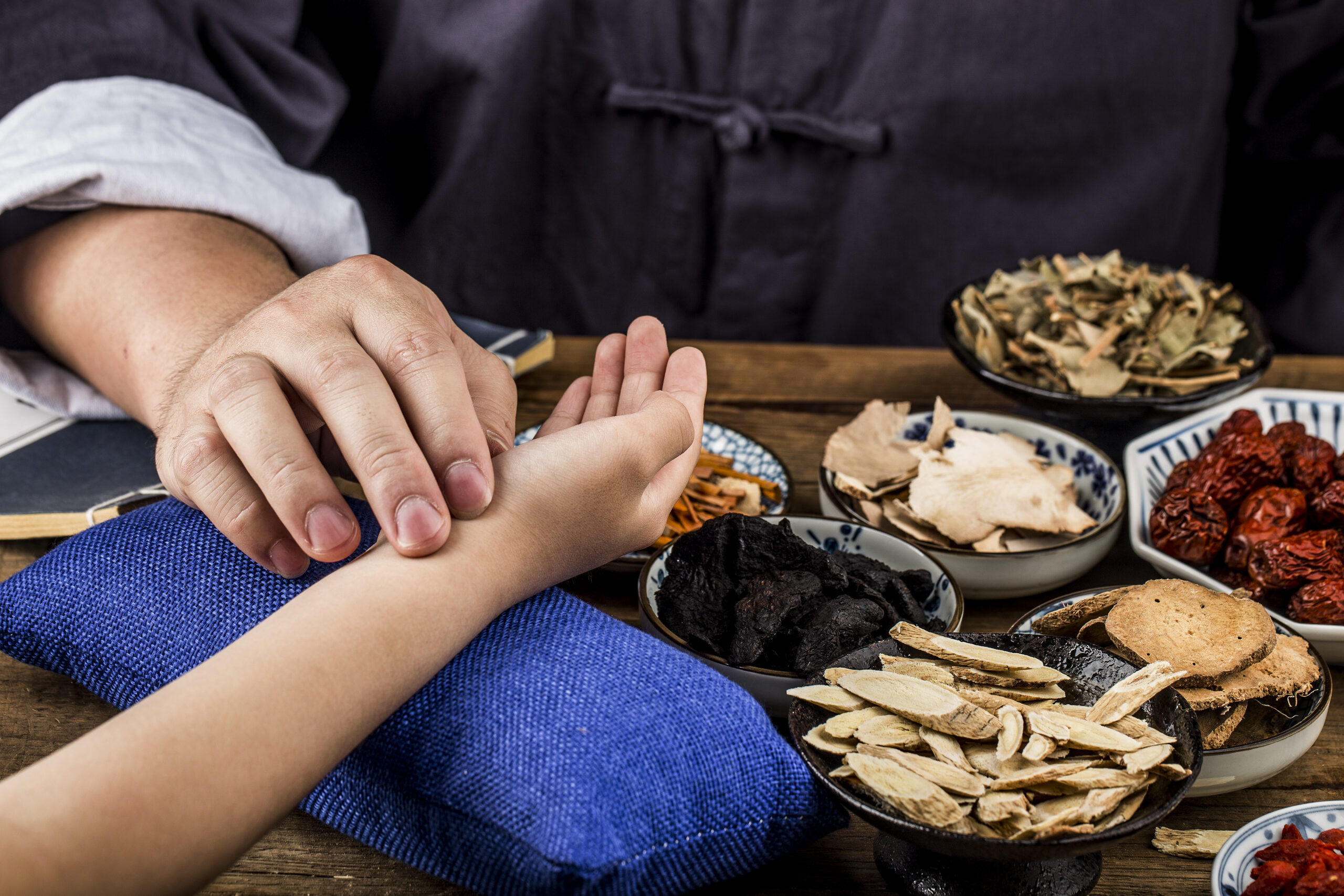 Đông y chữa u xơ tử cung dù hiệu quả chậm nhưng có khả năng điều trị nguyên nhân gốc của bệnh và ngăn ngừa tái phát trong tương lai.