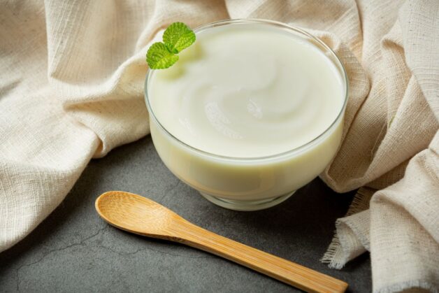 Trẻ bị tay chân miệng nên ăn sữa chua.