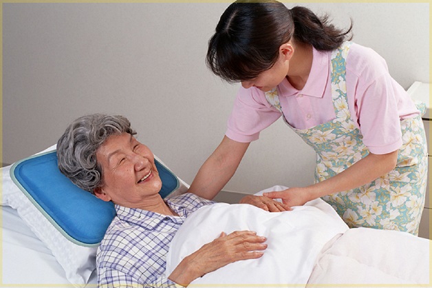 Người bệnh sa sút trí tuệ não giai đoạn cuối cần được chăm sóc 