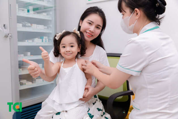 Lời khuyên dành cho cha mẹ khi tiêm chủng cho con