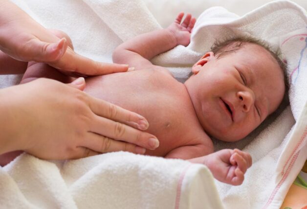 Bố mẹ có thể sờ bụng để nhận biết lồng ruột ở trẻ.