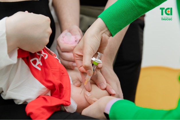 tiêm vaccine cho trẻ