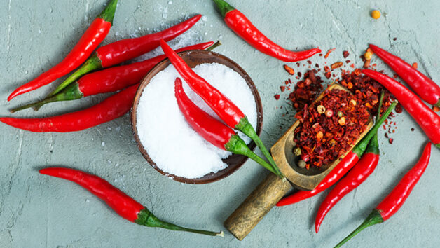 Đồ ăn cay nóng có thể gây táo bón, tăng nặng tình trạng bệnh