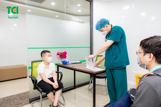 trẻ em nhét dị vật vào mũi