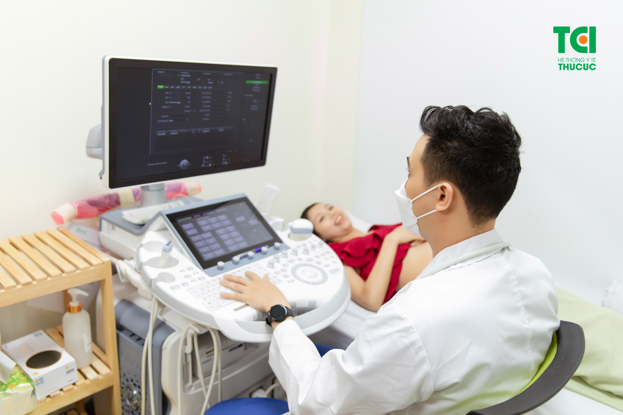 Thăm khám với bác sĩ để được chẩn đoán chính xác tình trạng mang thai là cần thiết khi u nang buồng trứng thử que lên 2 vạch