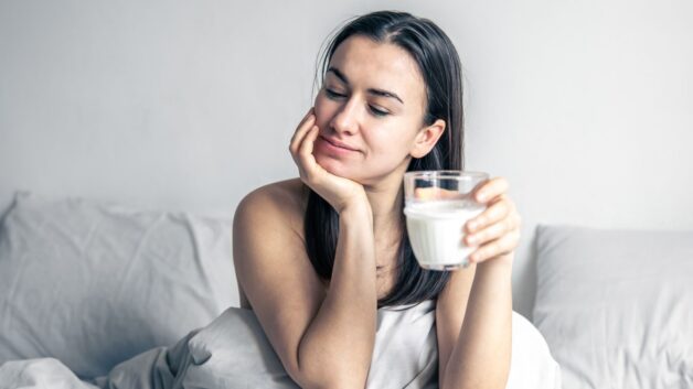 Trị mất ngủ ban đêm bằng một ly sữa ấm, giúp dễ ngủ hơn
