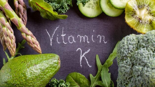 Ăn rau xanh chứa vitamin A để tăng tiểu cầu khi bị sốt xuất huyết