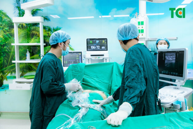 ThS.BS Trần Đức Ngọc trực tiếp thực hiện thủ thuật sinh thiết u vú dưới hướng dẫn siêu âm và lực hút chân không