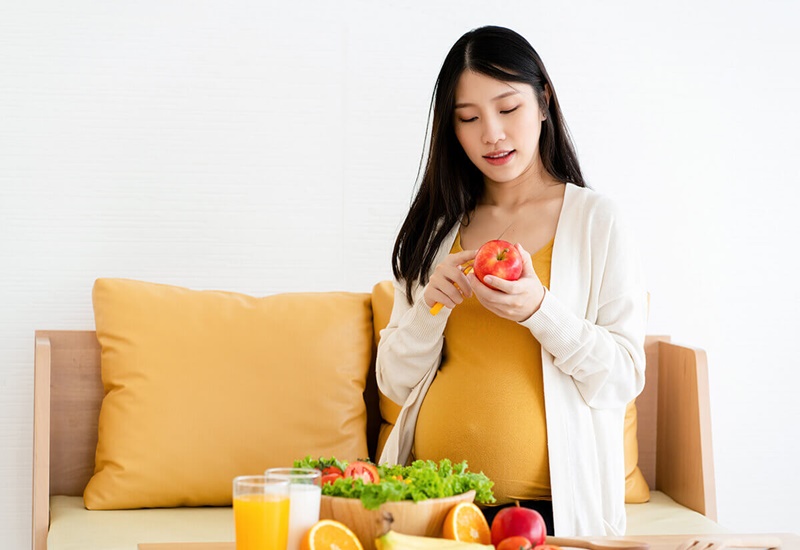 Bà bầu bị đau mắt đỏ kiêng ăn gì để mau khỏi