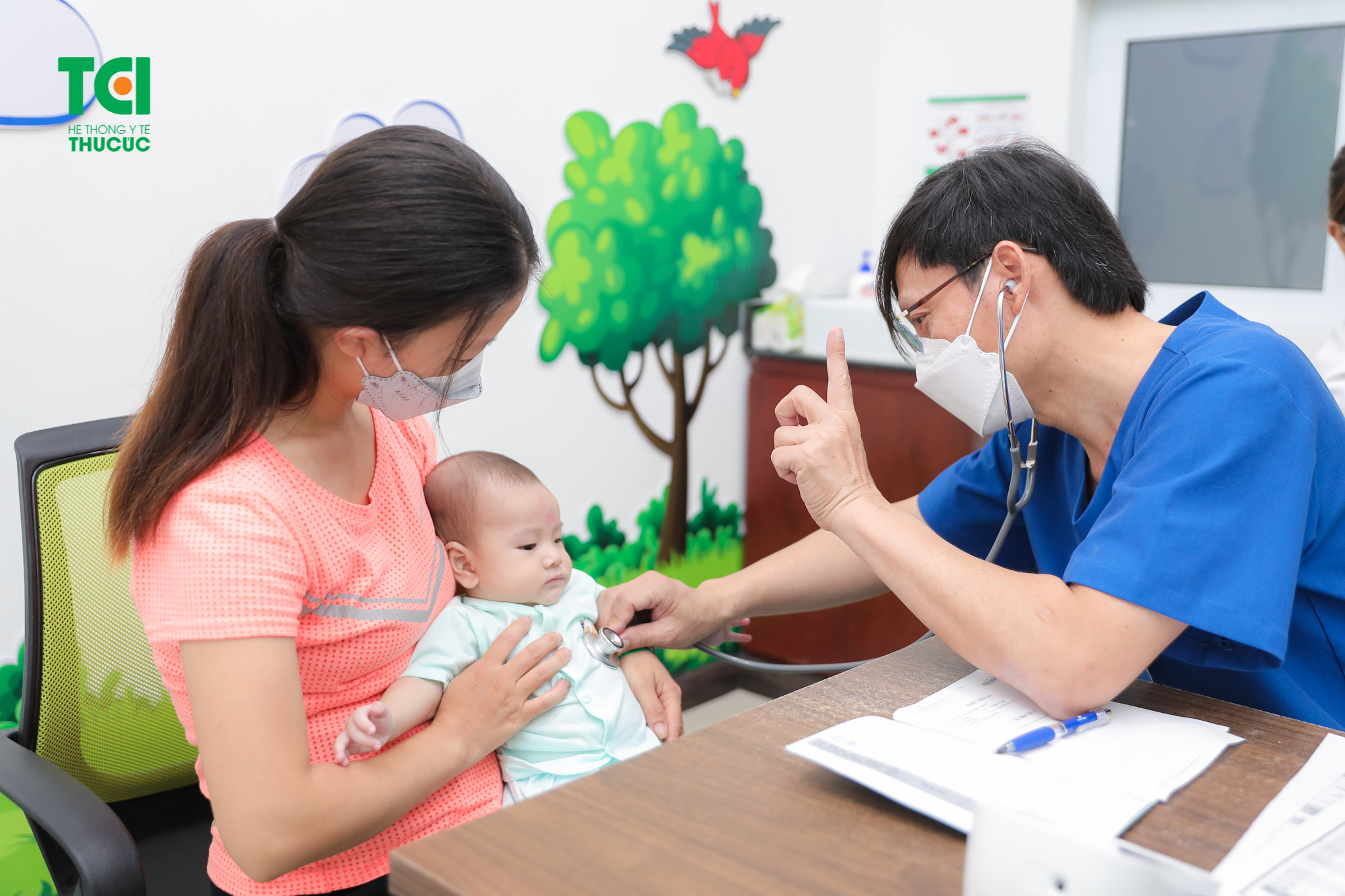 Trẻ bị đau mắt đỏ cần được thăm khám bởi bác sĩ chuyên môn trước khi tiêm chủng