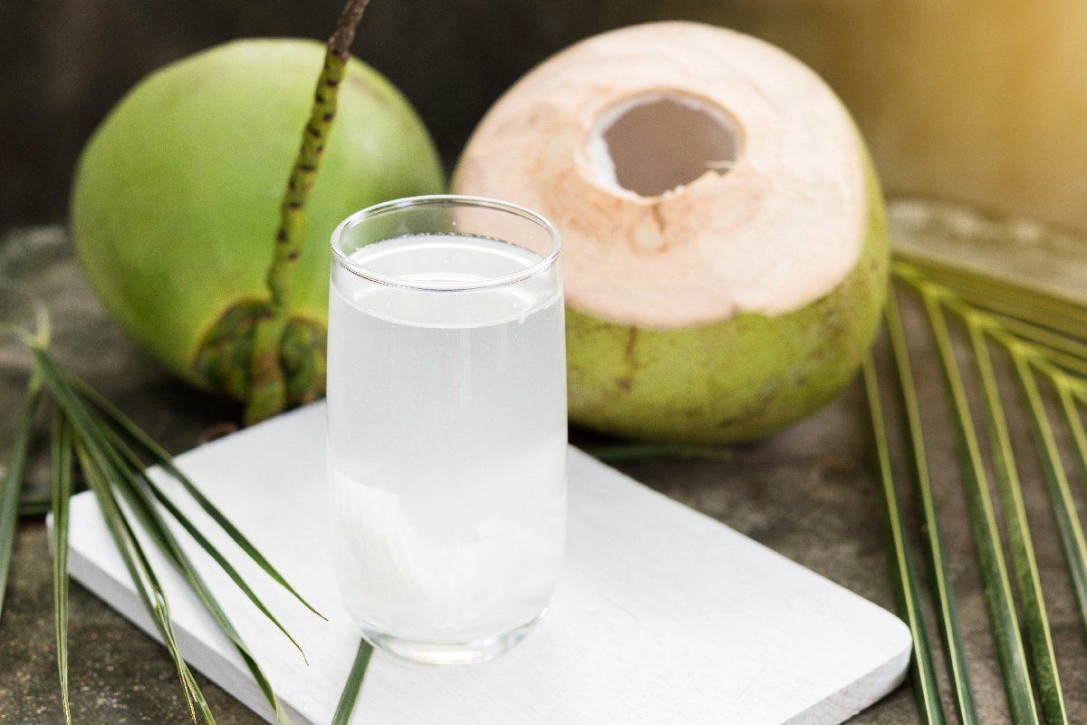 Nước dừa là thực phẩm được các chuyên gia khuyên người bệnh mắc cúm A nên dung nạp để nhanh chóng hồi phục