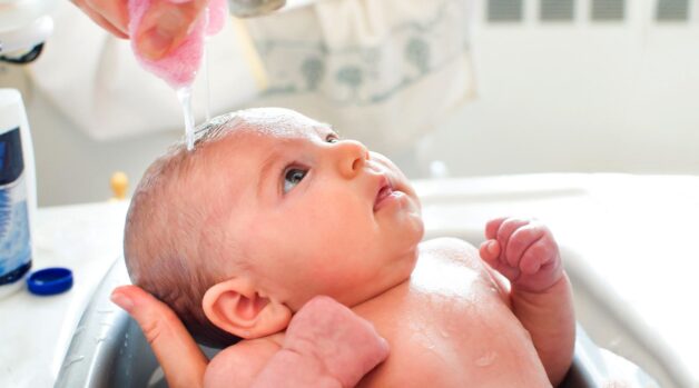 Giải đáp chi tiết thắc mắc: Bị thủy đậu có được gội đầu không?