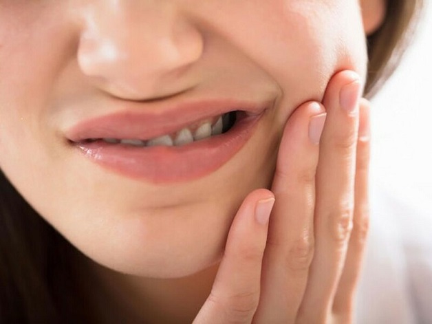 Triệu chứng chính của uốn ván là cơn co thắt cơ mạnh mẽ và đau đớn.
