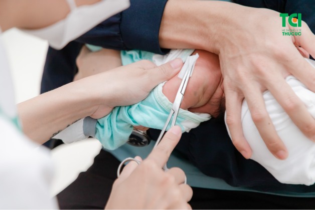 tiêm vac xin cho trẻ sơ sinh