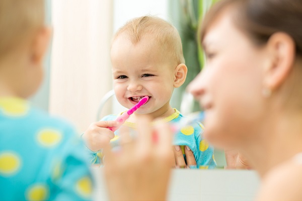 chăm sóc răng bé 2 tuổi
