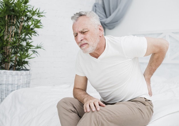 tình trạng co cứng cơ gây khó khăn khi đi lại