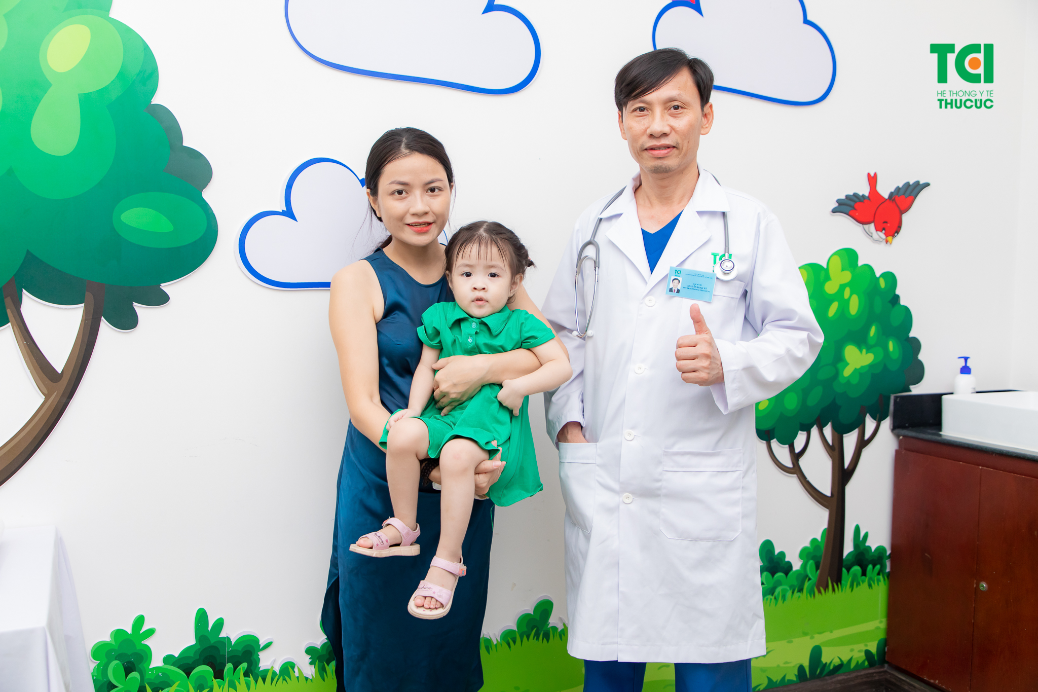 Bố mẹ nên thực hiện tiêm phòng bệnh đầy đủ, đúng lịch trình để nâng cao sức đề kháng cho con yêu