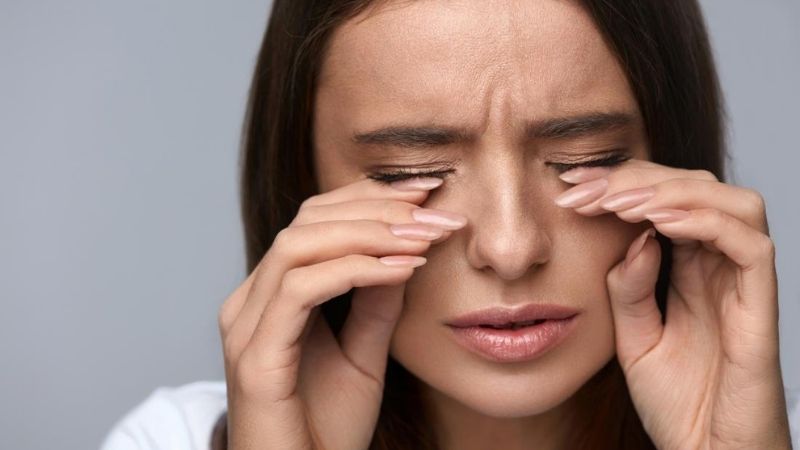 Không nên dụi mắt vì có thể làm tổn thương mắt thêm nghiêm trọng hơn
