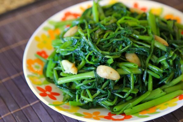 Hạn chế ăn rau muống