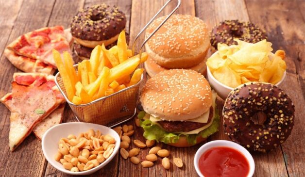 Đồ ăn nhanh, nhiều dầu mỡ gây hại tới bệnh gan nhiễm mỡ cấp độ 3