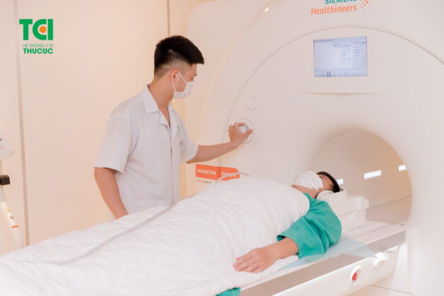 Khám viêm cột sống dính khớp với phương pháp chụp cộng hưởng từ.