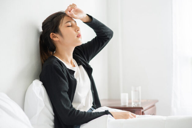 Sốt cao và khó hạ là triệu chứng thường gặp khi bị sốt xuất huyết.