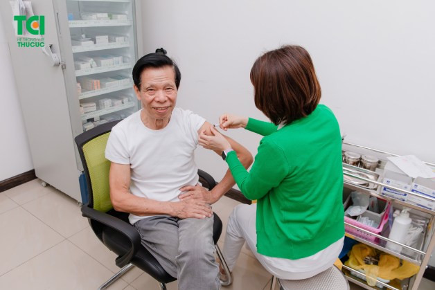 người trên 65 tuổi tiêm vacxin gì