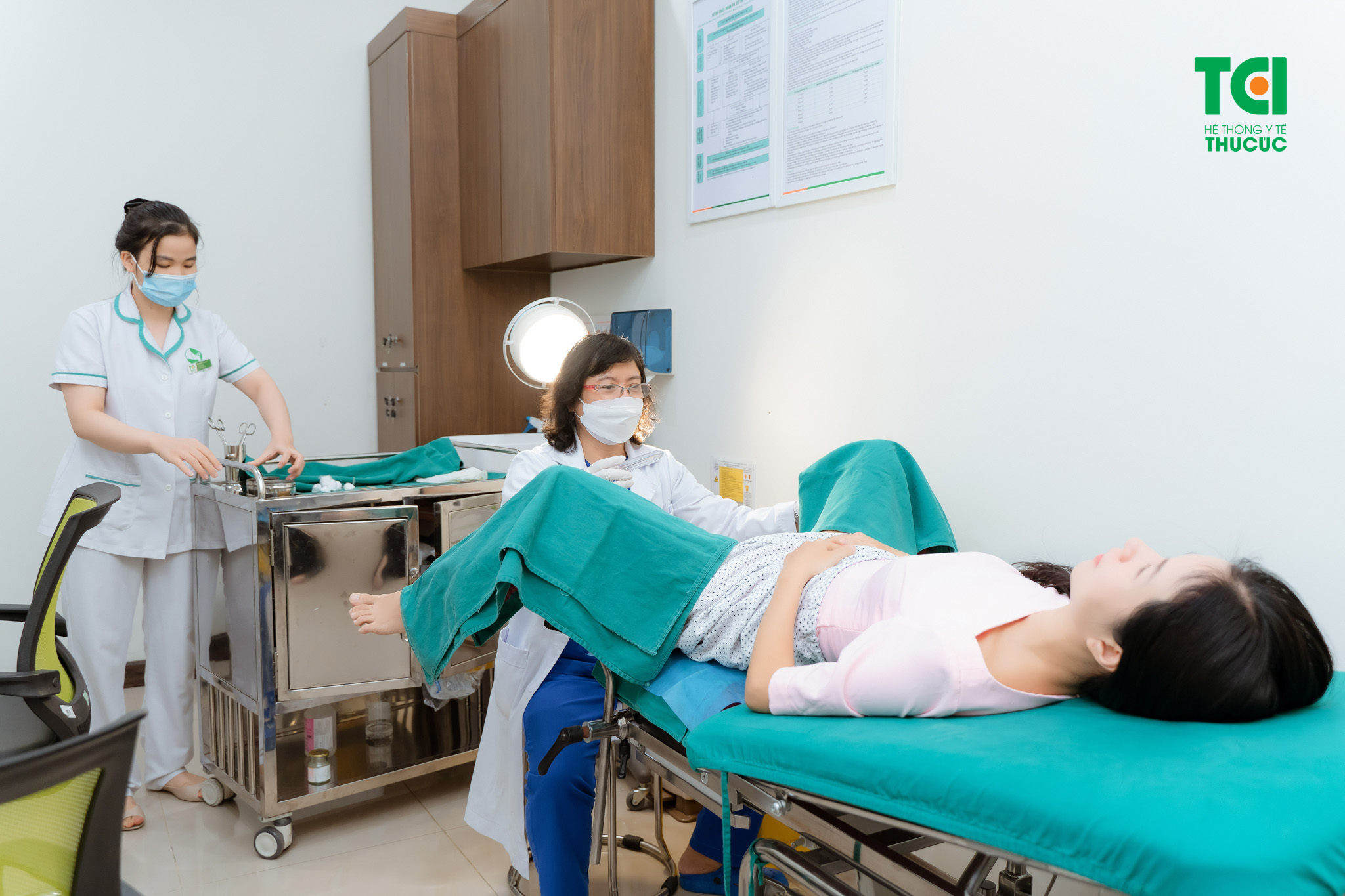 Bệnh nhân được cung cấp khăn / váy quấn để đảm bảo tính riêng tư trong quá trình khám phụ khoa bên trong