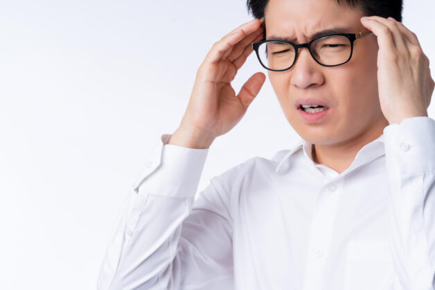 Nếu bị xuất huyết não, bạn sẽ cảm thấy cơn đau đầu âm ỉ