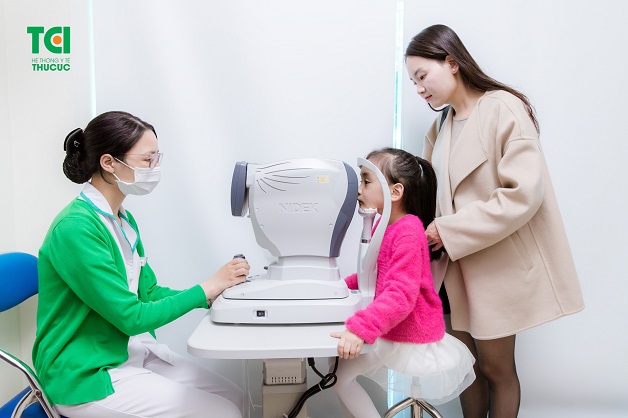 tật khúc xạ học đường