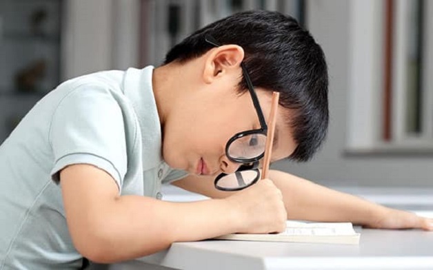tật khúc xạ học đường