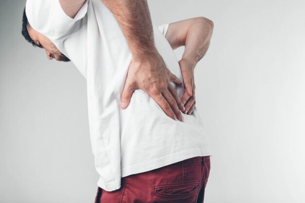 Thoát vị đĩa đệm triệu chứng là đau lưng