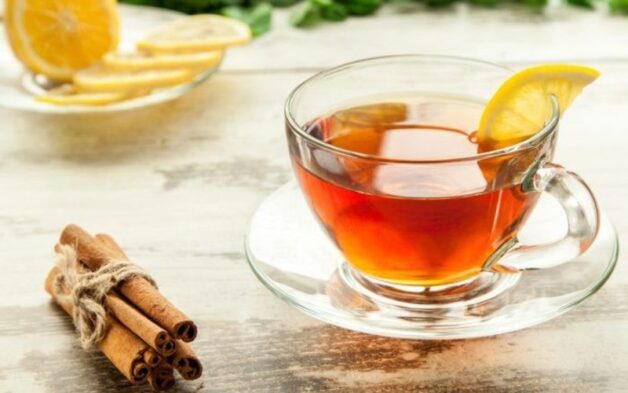 5 cách chữa mất ngủ bao gồm uống trà thảo mộc