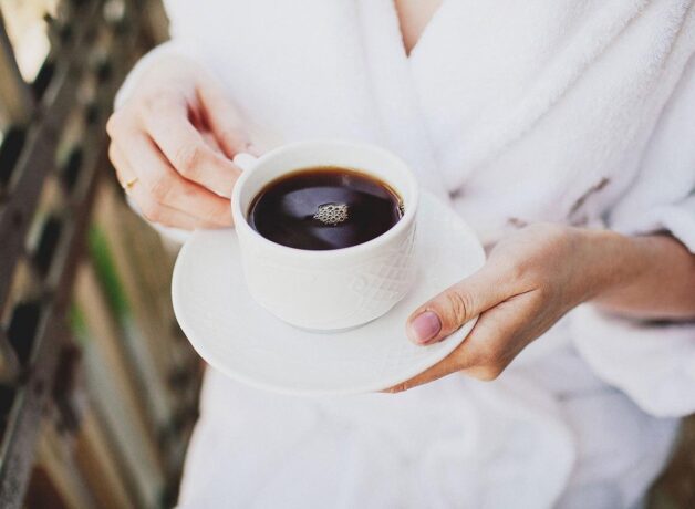 Mất ngủ là triệu chứng gì?Uống cà phê vào chiều tối khiến caffeine chưa thể tiêu thụ hết cũng là nguyên nhân gây mất ngủ