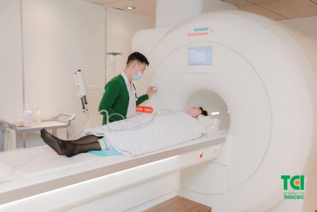 Chẩn đoán bệnh nhờ chụp cộng hưởng từ (MRI).