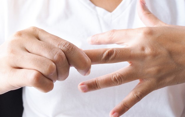 Cần dành thời gian thư giãn và cử động tay nhẹ nhàng sau thời gian dài làm việc