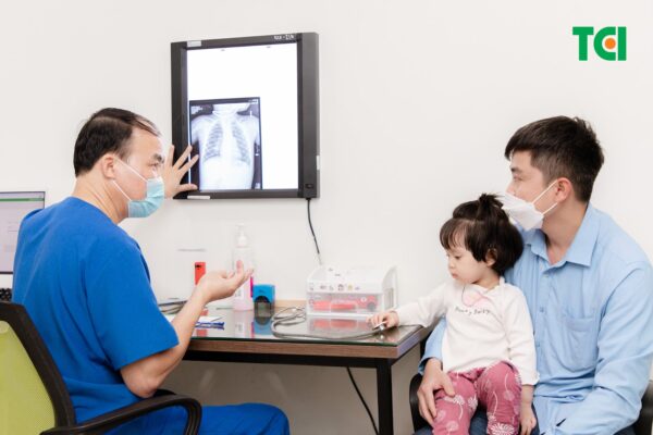 Thời tiết giao mùa, trẻ đến khám vì bệnh hô hấp tại Thu Cúc TCI gia tăng (Ảnh: Thu Cúc TCI).